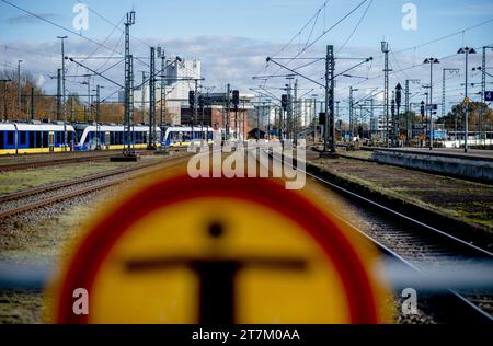 Oldenburg, Deutschland. November 2023. Mehrere Gleise und Freileitungen führen zum Hauptbahnhof, während das Stellwerk im Hintergrund zu sehen ist. Die Deutsche Zugführergewerkschaft (GDL) hatte einen 20-stündigen Warnstreik bei der Deutschen Bahn AG gefordert. Quelle: Hauke-Christian Dittrich/dpa/Alamy Live News Stockfoto