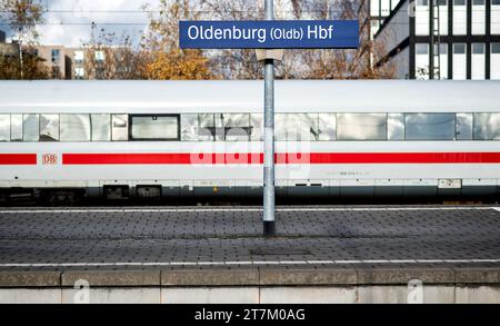 Oldenburg, Deutschland. November 2023. Ein ICE-Zug der Deutschen Bahn (DB) parkt auf einem Gleis am Hauptbahnhof. Die Deutsche Zugführergewerkschaft (GDL) hatte einen 20-stündigen Warnstreik bei der Deutschen Bahn AG gefordert. Quelle: Hauke-Christian Dittrich/dpa/Alamy Live News Stockfoto