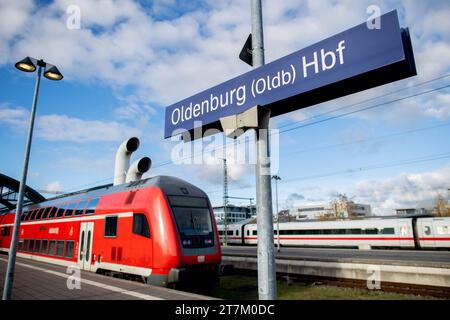 Oldenburg, Deutschland. November 2023. Ein Regionalexpress der Deutschen Bahn (DB) steht auf einem verlassenen Bahnsteig am Hauptbahnhof. Die Deutsche Zugführergewerkschaft (GDL) hatte einen 20-stündigen Warnstreik bei der Deutschen Bahn AG gefordert. Quelle: Hauke-Christian Dittrich/dpa/Alamy Live News Stockfoto