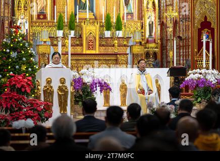 Ein vietnamesischer katholischer Priester ist Offizier und Zelebrant einer Hochzeit in der St. Joseph's Cathedral in Hanoi, Vietnam. Stockfoto