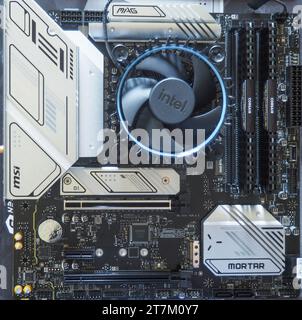 Motherboard der Multimedia-Karte eines Desktop-Computers.Motherboard mit Prozessor und Kühlkörper, RAM- und SSD-Speicher. Technologie Stockfoto