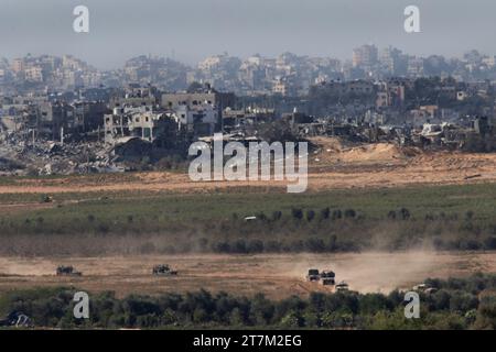 Süd-Israel, Israel. November 2023. Israelische Militärfahrzeuge, die sich am 16. November 2023 in Richtung Zerstörung im nördlichen Gazastreifen bewegten, wie sie vom südlichen Israel aus gesehen wurden. Trotz der Forderung des UN-Sicherheitsrates nach einem Waffenstillstand setzt Israel seinen Krieg gegen die Hamas im Gazastreifen fort, da es die Rückgabe von über 200 Geiseln verlangt, die während der Hamas-Infiltrationen am 7. Oktober 2023 genommen wurden. Zwei israelische Lote wurden am letzten Tag in Gaza-Kämpfen getötet, berichtete Israel. Foto von Jim Hollander/UPI Credit: UPI/Alamy Live News Stockfoto