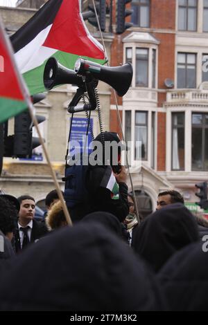 London, Großbritannien. 16/November/2023 Schüler der Tower Hamlets School marschieren für Palästina Schüler aus Schulen im Tower Hamlet Area o.f London verließen ihre Klassen, um gegen eine Abstimmung im britischen Parlament am Abend zuvor zu protestieren, die keinen Waffenstillstand in Gaza forderte. Der marsch endete am Tower Hamlets Town Hall in Whitechapel. Vermerk: Roland Ravenhill/Alamy. Stockfoto