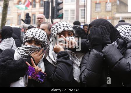 London, Großbritannien. 16/November/2023 Schüler der Tower Hamlets School marschieren für Palästina Schüler aus Schulen im Tower Hamlet Area o.f London verließen ihre Klassen, um gegen eine Abstimmung im britischen Parlament am Abend zuvor zu protestieren, die keinen Waffenstillstand in Gaza forderte. Der marsch endete am Tower Hamlets Town Hall in Whitechapel. Vermerk: Roland Ravenhill/Alamy. Stockfoto