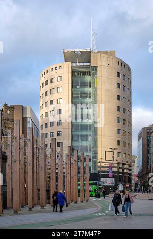 Kürzlich renoviert und Fußgängerzone, City Square mit der Making A Stand Skulptur, Leeds City Centre, West Yorkshire, Nordengland, Großbritannien Stockfoto