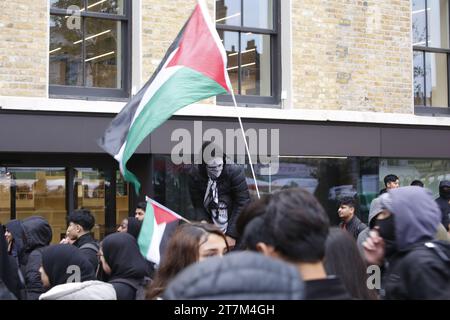 London, Großbritannien. 16/November/2023 Schüler der Tower Hamlets School marschieren für Palästina Schüler aus Schulen im Tower Hamlet Area o.f London verließen ihre Klassen, um gegen eine Abstimmung im britischen Parlament am Abend zuvor zu protestieren, die keinen Waffenstillstand in Gaza forderte. Der marsch endete am Tower Hamlets Town Hall in Whitechapel. Vermerk: Roland Ravenhill/Alamy. Stockfoto