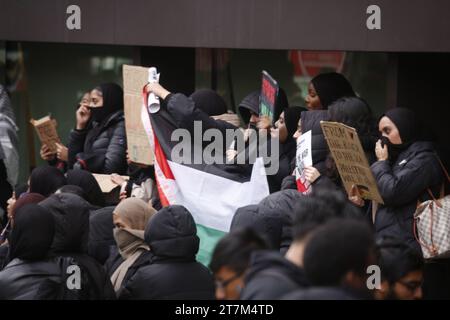 London, Großbritannien. 16/November/2023 Schüler der Tower Hamlets School marschieren für Palästina Schüler aus Schulen im Tower Hamlet Area o.f London verließen ihre Klassen, um gegen eine Abstimmung im britischen Parlament am Abend zuvor zu protestieren, die keinen Waffenstillstand in Gaza forderte. Der marsch endete am Tower Hamlets Town Hall in Whitechapel. Vermerk: Roland Ravenhill/Alamy. Stockfoto