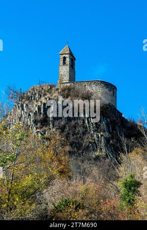 Blick von unten auf die Brionnet Kapelle um das Dorf Saurier auf dem vulkanischen Gipfel, Puy de Dome Department. Auvergne-Rhone-Alpes, Frankreich Stockfoto