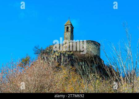 Blick von unten auf die Brionnet Kapelle um das Dorf Saurier auf dem vulkanischen Gipfel, Puy de Dome Department. Auvergne-Rhone-Alpes, Frankreich Stockfoto