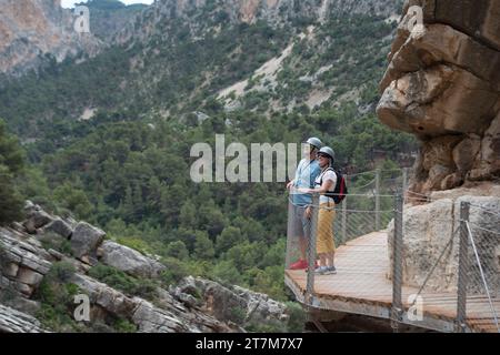 Spaziergänger auf dem Caminito del Rey Touristenpfad in der El chorro Schlucht Stockfoto