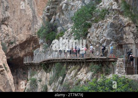 Spaziergänger auf dem Caminito del Rey Touristenpfad in der El chorro Schlucht Stockfoto