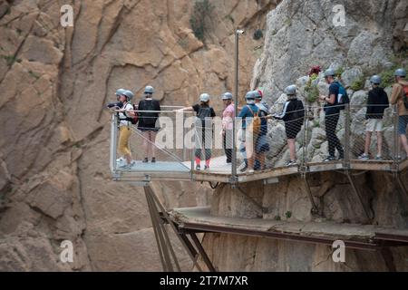 Spaziergänger auf dem Caminito del Rey Touristenpfad in der El chorro Schlucht Stockfoto