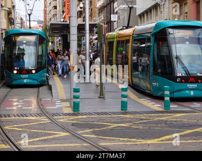 Farbenfrohe Straßenbahnen auf den Schienen von Santa Cruz de Teneriffa, Teneriffa, Kanarischen Inseln, Spanien, Tourismus, Wintersonne, Sightseeing Stockfoto