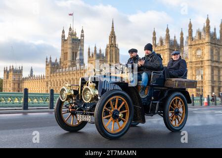 1901 Panhard et Levassor Oldtimer, die an der Rennstrecke von London nach Brighton teilnahmen, ein Oldtimer-Event, das durch Westminster führt Stockfoto