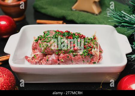 Tisch mit Weihnachtsgeschirr. Gebackenes oder geröstetes Rindfleisch mit Gewürzen, zartes Fleisch. Tischeinstellung. Weihnachtsessen mit der Familie. Stockfoto