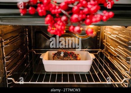 Rinderbraten im Ofen zum Weihnachtsessen mit der Familie, festliches Weihnachtsgericht Stockfoto