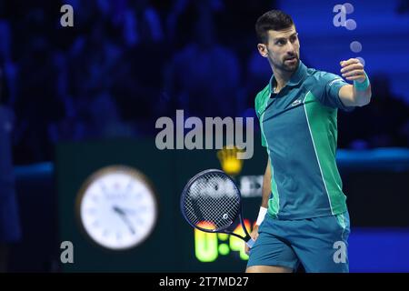 Turin, Italien. November 2023. Novak Djokovic aus Serbien gibt beim Round Robin Singles Spiel zwischen Novak Djokovic aus Serbien und Hubert Hurkacz aus Polen am fünften Tag des Nitto ATP World Tour Finals Gesten. Quelle: Marco Canoniero/Alamy Live News Stockfoto