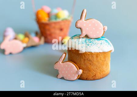 Osterstillleben mit Lebkuchen in Form eines Kaninchens auf einer Osterkuche Stockfoto