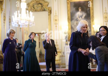 Queen Camilla begrüßt die Gäste bei einem Empfang für die Gewinner des Queen's Commonwealth Essay Competition im Buckingham Palace, London. Bilddatum: Donnerstag, 16. November 2023. Stockfoto