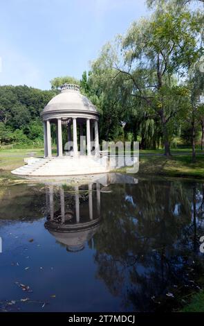 Der Larz Anderson Park ist ein 64 Hektar großer, bewaldeter, landschaftlich angelegter und mit Wasser bewachsener Park in Brookline, Massachusetts. Stockfoto