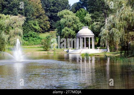 Der Larz Anderson Park ist ein 64 Hektar großer, bewaldeter, landschaftlich angelegter und mit Wasser bewachsener Park in Brookline, Massachusetts. Stockfoto