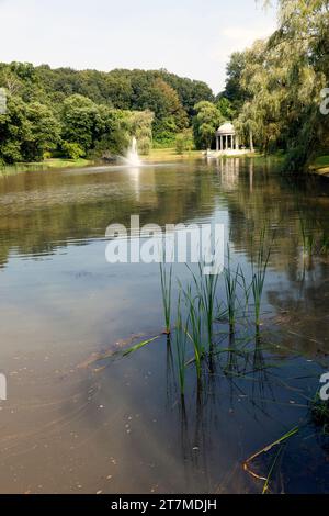 Der Larz Anderson Park ist ein 64 Hektar großer, bewaldeter, landschaftlich angelegter und mit Wasser bewachsener Park in Brookline, Massachusetts. Stockfoto