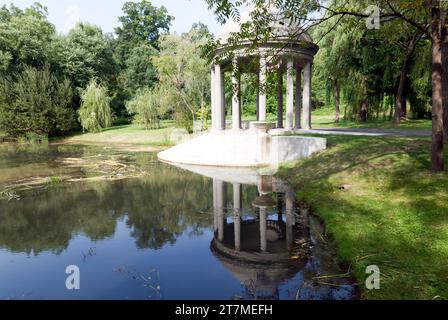 Der Larz Anderson Park ist ein 64 Hektar großer, bewaldeter, landschaftlich angelegter und mit Wasser bewachsener Park in Brookline, Massachusetts. Stockfoto