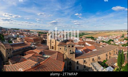 Europa, Spanien, Extremadura, Cáceres, die Kathedrale und der Palacio de los Golfines vom Turm der Kirche San Francisco Javier Stockfoto