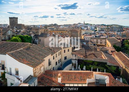 Europa, Spanien, Extremadura, Cáceres, Blick vom Turm der Kirche San Francisco Javier über die Dächer und Denkmäler der Altstadt Stockfoto