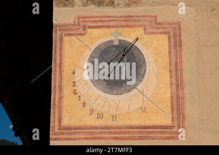 sundial in der Kirche von Queyras in den Hochalpen in der Nähe des Col d'Angel, Frankreich Stockfoto