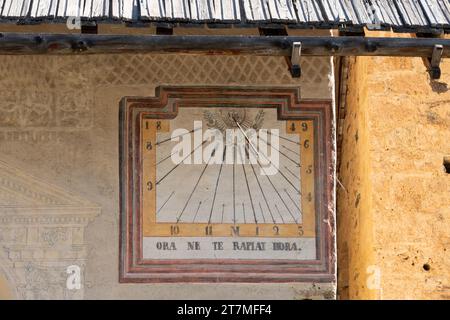 sundial in der Kirche von Queyras in den Hochalpen in der Nähe des Col d'Angel, Frankreich Stockfoto