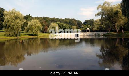 Der Larz Anderson Park ist ein 64 Hektar großer, bewaldeter, landschaftlich angelegter und mit Wasser bewachsener Park in Brookline, Massachusetts. Stockfoto