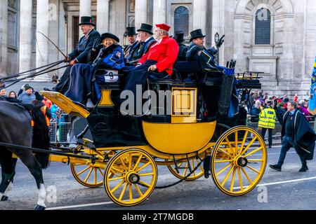 Die Worshipful Company of Coachmakers & Coach Harness Maker nimmt an der Lord Mayor's Show in London Teil Stockfoto