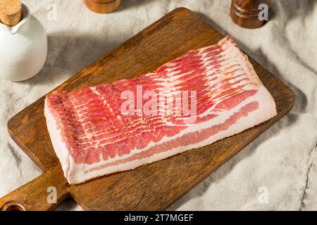 Roter organischer roher Speck, in Scheiben geschnitten Stockfoto