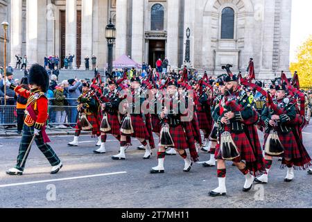 Die Band des Royal Regiment of Scotland marschiert in der Lord Mayor's Show, London, Großbritannien Stockfoto