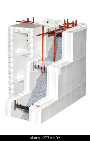 Fragment der Wärmehaustechnik, Bau von Betonwänden in Dauerschalung aus Polystyrolschaumblöcken. Stockfoto