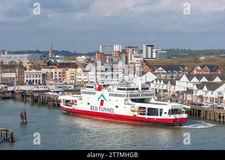 Red Funnel Isle of Wight Fähre (Raptor Class RO-Pax) im Hafen von Southampton, Southampton, Hampshire, England, Vereinigtes Königreich Stockfoto