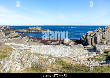Kleiner Strand und Küste, Ferkingstad, Insel Karmøy, Rogaland County, Norwegen Stockfoto