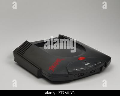 Das Atari Jaguar Retro-Gaming-System von der Seite auf weißem Hintergrund. Stockfoto