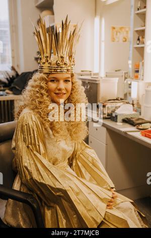 Nelli Lunkenheimer, das neue Nürnberger Christkind, zeigt sich am 16.11.2023, im Staatstheater in Nürnberg den Medienvertretern erstmals im Ornat. Eine Jury hatte die 17-jaehrige Schuelerin am 30. Oktober 2023, für eine zweijaehrige Amtszeit 2023/24 zum Nürnberger Christkind gewaehlt. Nelli Lunkenheimer wird am 1. Dezember 2023, um 17,30 Uhr von der Empore der Nürnberger Frauenkirche aus den Prolog sprechen, mit dem in jedem Jahr der beruehmte Nürnberger Christkindlesmarkt eroeffnet wird. NUR REDAKTIONELLE VERWENDUNG *** Nelli Lunkenheimer, das neue Nürnberger Christkind, wird den Medienvertretern erscheinen Stockfoto