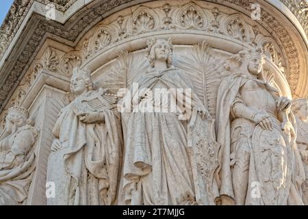 Blick auf die historischen Skulpturen des Vittoriano-Denkmals auf der Piazza Venezia, Rom Stockfoto