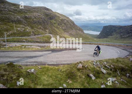 Radfahrer nahe der Spitze des Bealach na Bà Bergpasses in der Nähe von Applecross Scotland Stockfoto