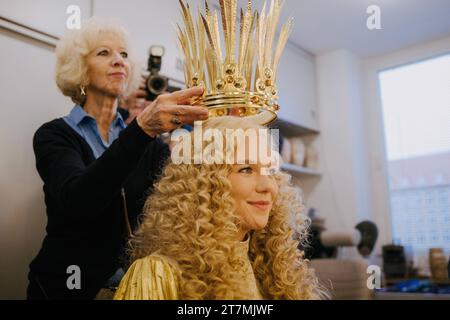 Nelli Lunkenheimer, das neue Nürnberger Christkind, zeigt sich am 16.11.2023 im Staatstheater in Nürnberg den Medienvertretern erstmals im Ornat. Eine Jury hatte die 17-jaehrige Schuelerin am 30. Oktober 2023 für eine zweijaehrige Amtszeit 2023/24 zum Nürnberger Christkind gewaehlt. Nelli Lunkenheimer wird am 1. Dezember 2023 um 17,30 Uhr von der Empore der Nürnberger Frauenkirche aus den Prolog sprechen, mit dem in jedem Jahr der beruehmte Nürnberger Christkindlesmarkt eroeffnet wird. NUR REDAKTIONELLE VERWENDUNG *** Nelli Lunkenheimer, das neue Nürnberger Christkind, erscheint den Medien Stockfoto