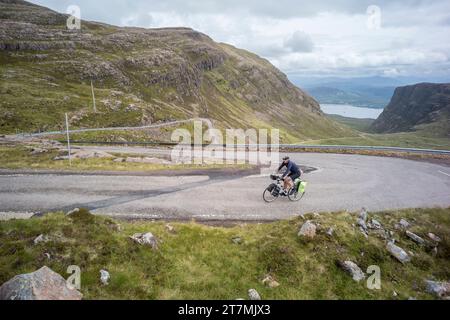 Radfahrer nahe der Spitze des Bealach na Bà Bergpasses in der Nähe von Applecross Scotland Stockfoto