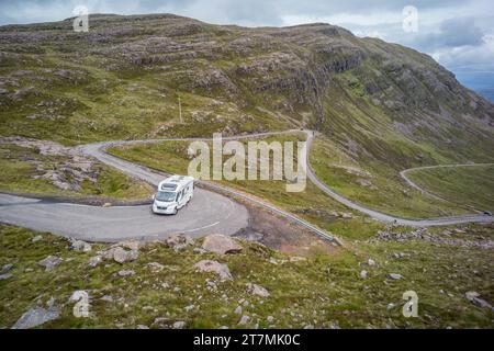 Radfahrer nahe der Spitze des Bealach na Bà Bergpasses in der Nähe von Applecross Scotland Stockfoto