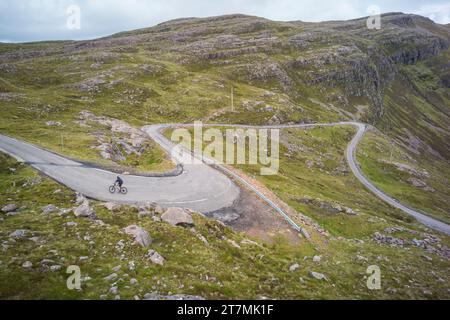 Radfahrer nahe der Spitze des Bealach na Bà Bergpasses in der Nähe von Applecross Scotland Stockfoto