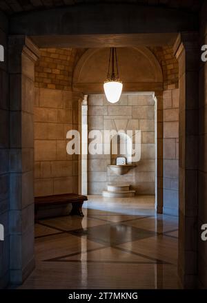 Trinkbrunnen und Bank im Nebraska State Capitol in Lincoln Stockfoto