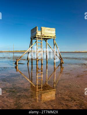 Tagsüber im Sommer auf die Schutzhütte am Pilgrim's Causeway auf der Heiligen Insel Lindisfarne in Northumberland, England, Großbritannien Stockfoto