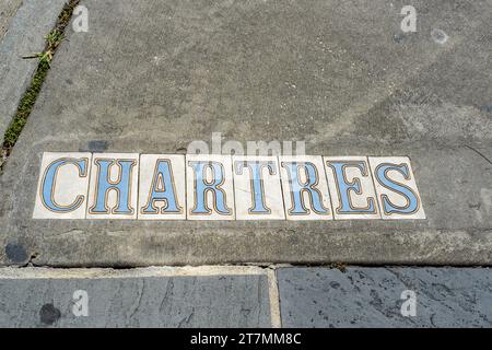 Chartres Street Flieseneinlage auf dem Bürgersteig im French Quarter in New Orleans, Louisiana, USA Stockfoto