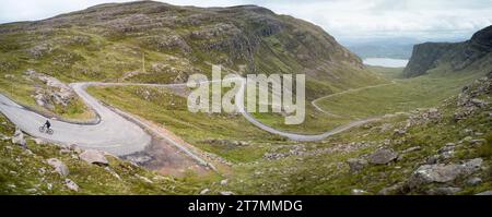 Radfahrer nahe der Spitze des Bealach na Bà Bergpasses in der Nähe von Applecross Scotland Stockfoto